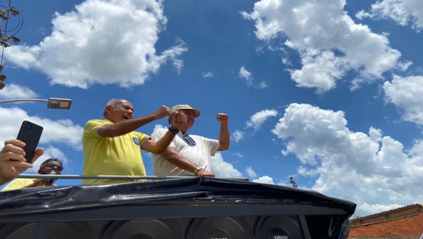 Com Mailza e Petecão, Bocalom faz carreata na Cidade do Povo